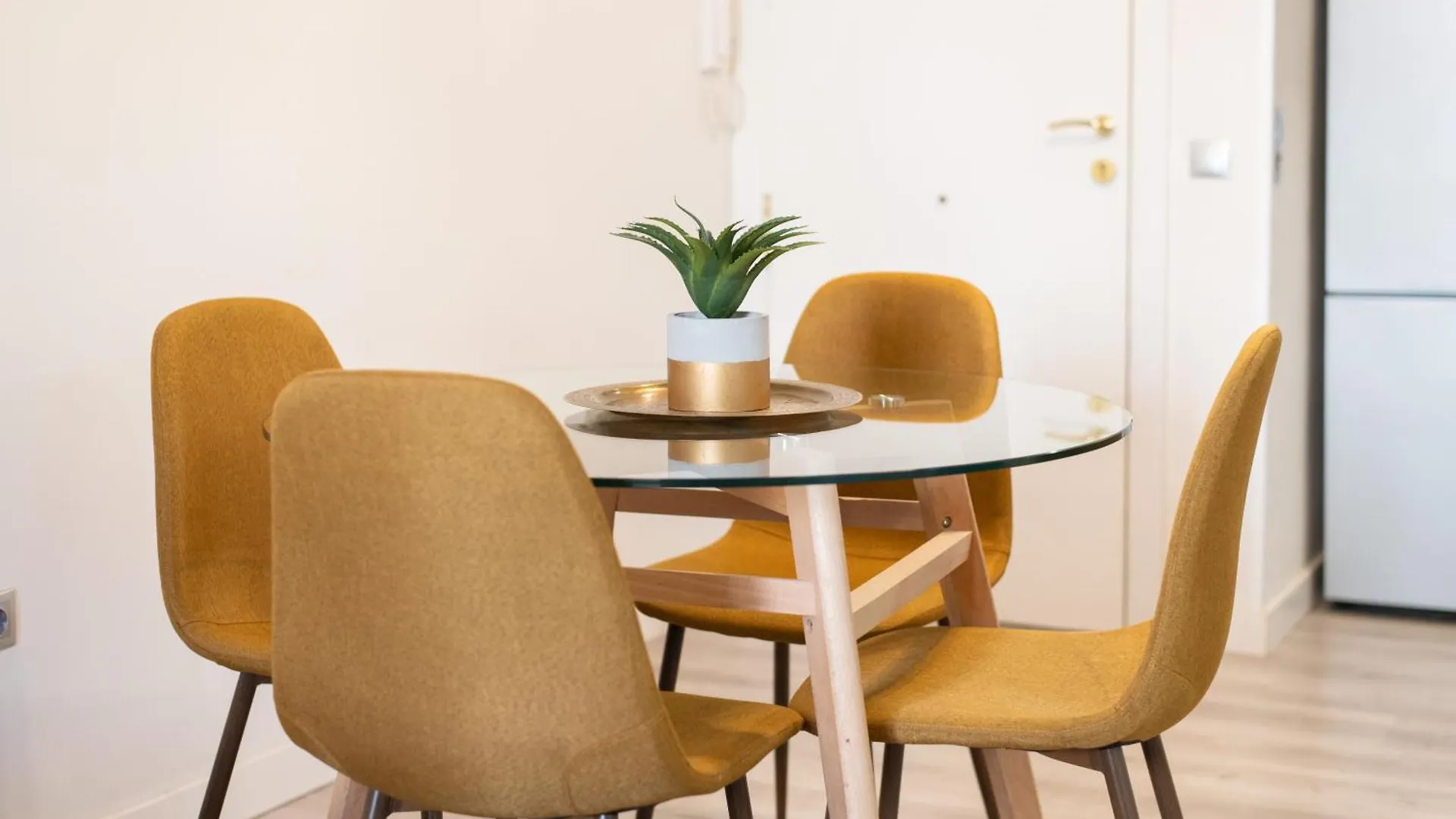 Apartamento Triana Centro dos dormitorios a estrenar Sevilla 0*,  España